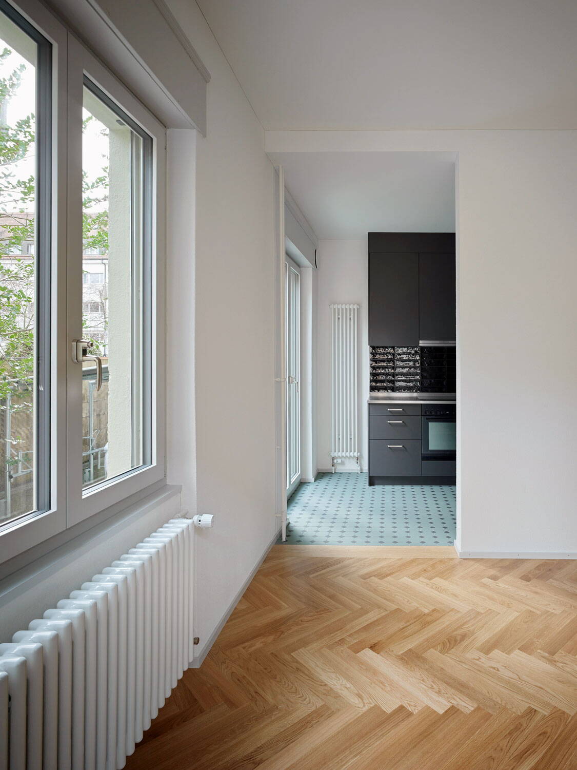 Mehrfamilienhaus, Milchbuck Zürich, Blick aus Wohnzimmer in Küche
