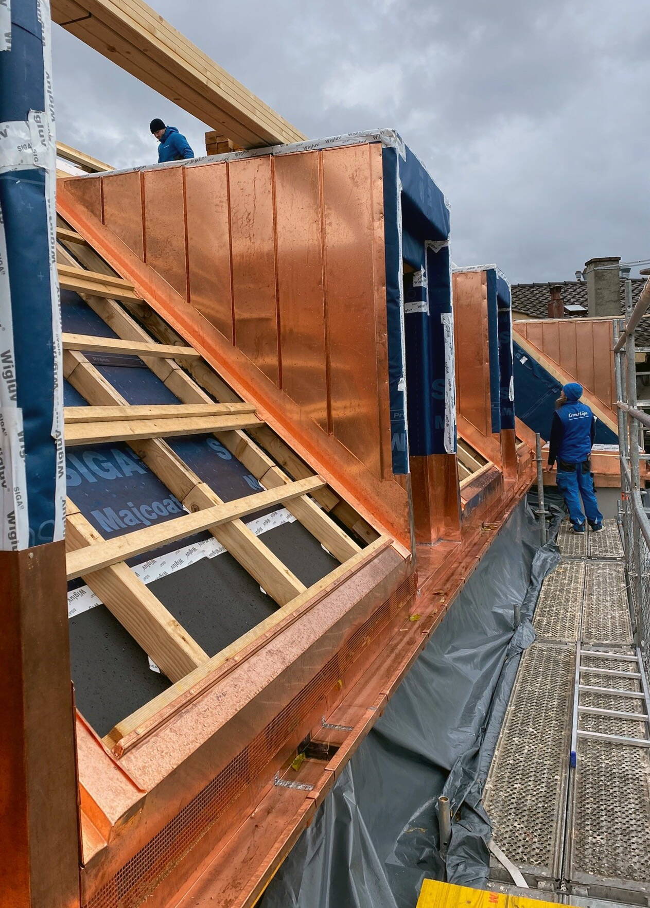 Baustellensituation Spenglerarbeiten auf einem Dach.