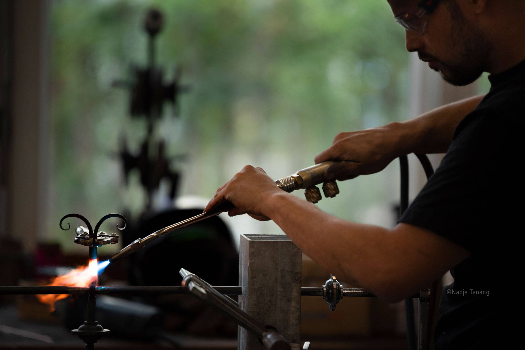 Ein Handwerker repariert Elemente eines Altbaus.