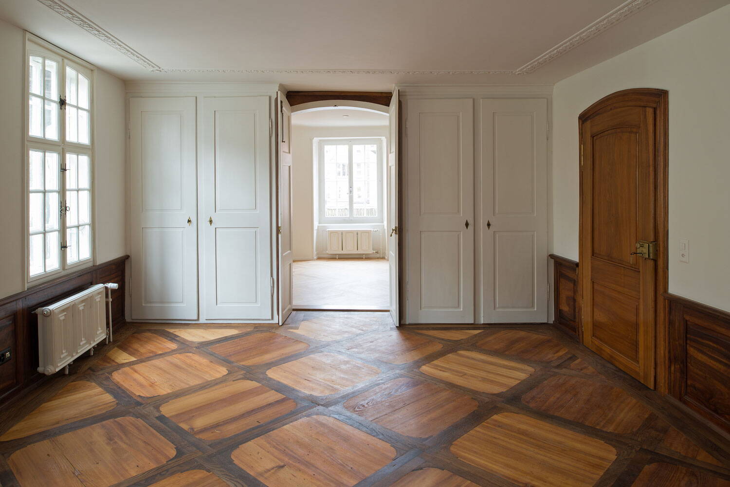Haus zur Farb, Zürich Stadelhofen, Blick in Zimmer durch geöffnete Flügeltüre in weiteres Zimmer. Restauriertes Holzwerk.