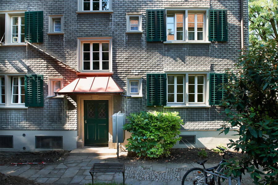 Schindelhäuser, Zürich Wipkingen, Eingangstüre mit Kupferdach und Schindelfasade, nach der Renovation
