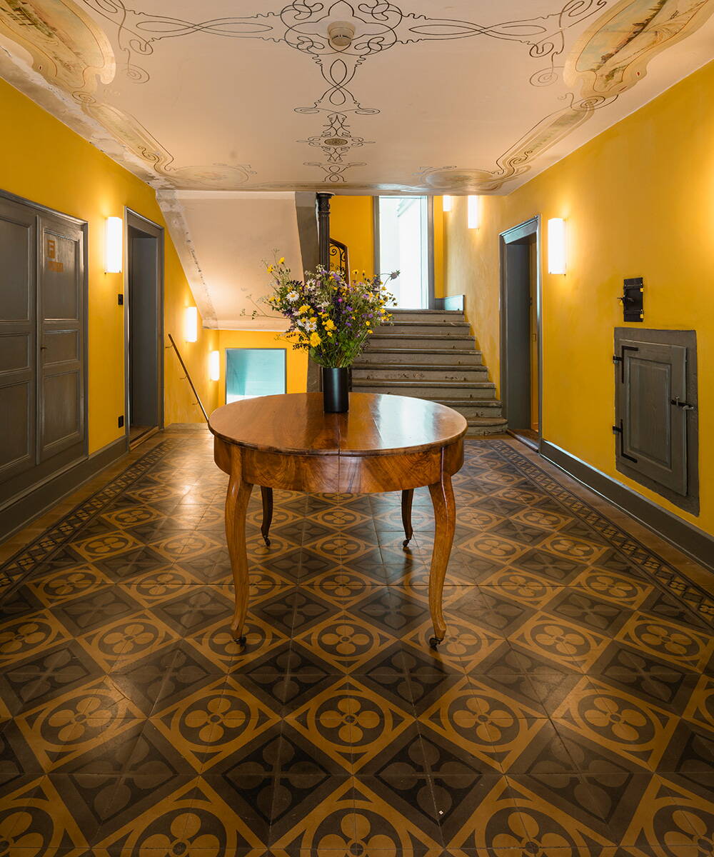Daneben führt das akosan-Team diverse Kunststein und Terrazzo-Böden des Hotels an den Originalzustand heran.