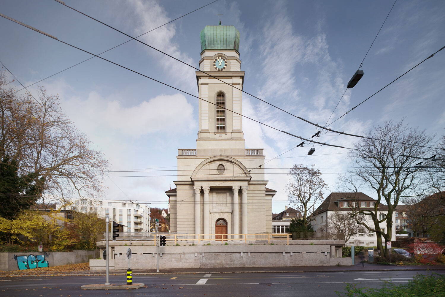 Frontale Aussenansicht der Kirche Guthirt in Zürich Wipkingen