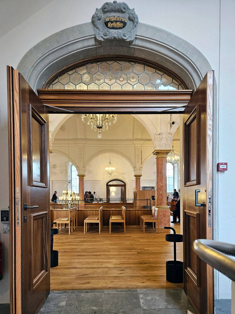 Einladender Eingang zur grosszügig umgestalteten Empore