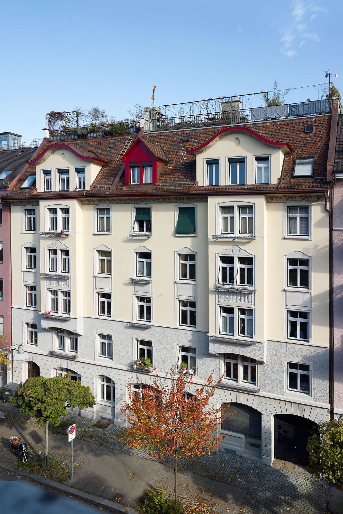 Fassade des Renovierten Mehrfamilienhauses an der Zentralstrasse aus leicht erhöhter Perspektive. 