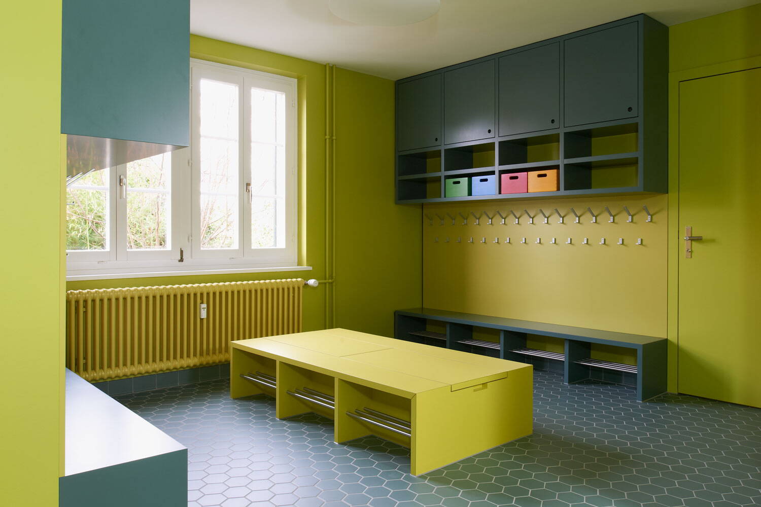 Schindelhäuser, Zürich Wipkingen, Kindergarten Garderobe mit Finkenschrank in bunten Grüntönen