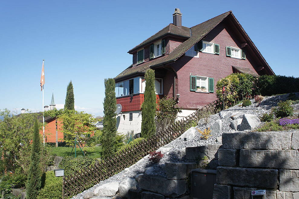 Einfamilienhaus, Stäfa, vor der Sanierung, Totalansicht aus der Weite, bordeauxrote Fassade