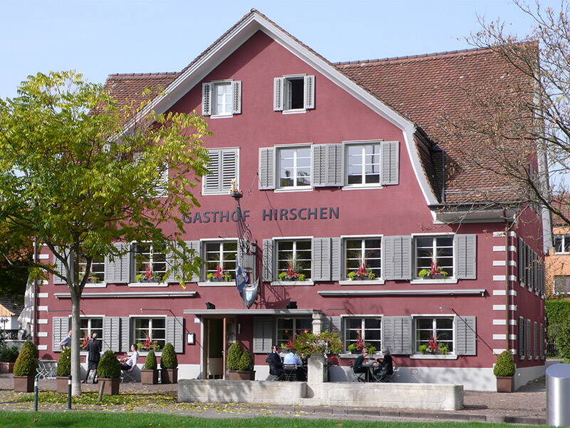 altbauweisheit_nr10_6.jpg Der Gasthof Hirschen in Zürich nach der Sanierung: konventioneller Fassadenputz mit mineralischem eingefärbten Wormserputz.