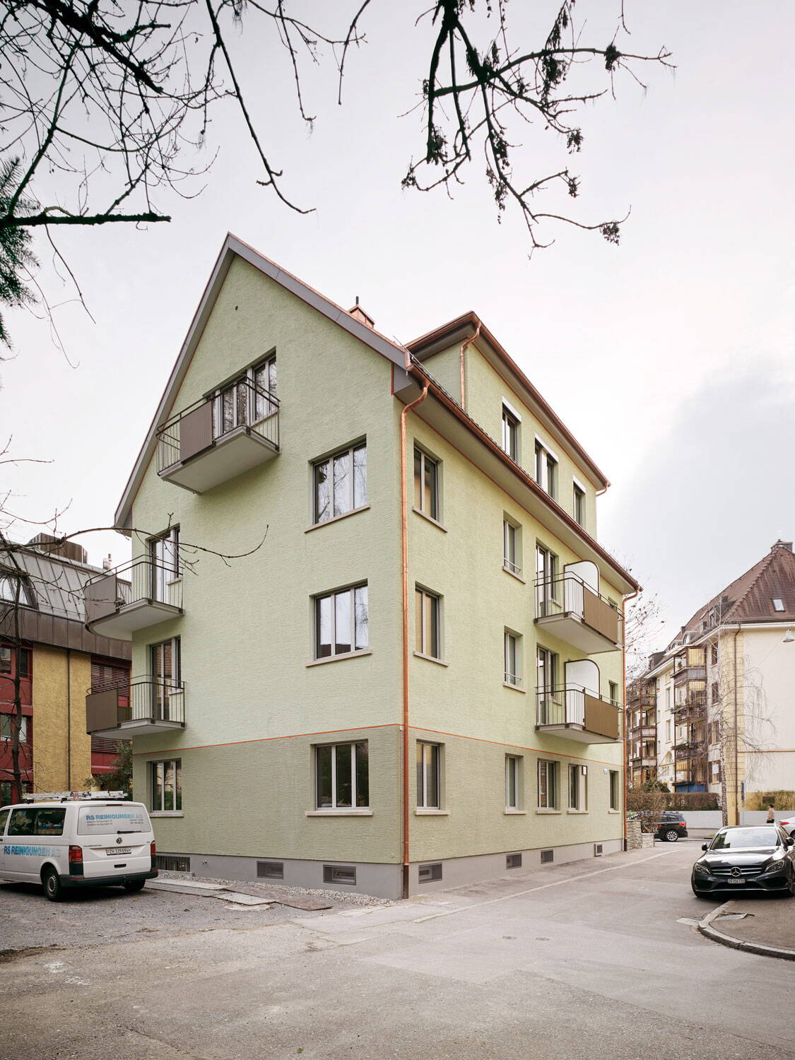 Mehrfamilienhaus, Milchbuck Zürich, seitliche Aussenansicht der grünen Fassade 