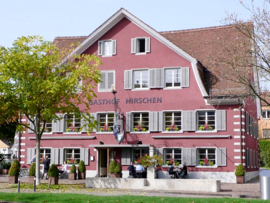 Der Gasthof Hirschen in Zürich nach der Sanierung: konventioneller Fassadenputz mit mineralischem eingefärbten Wormserputz.