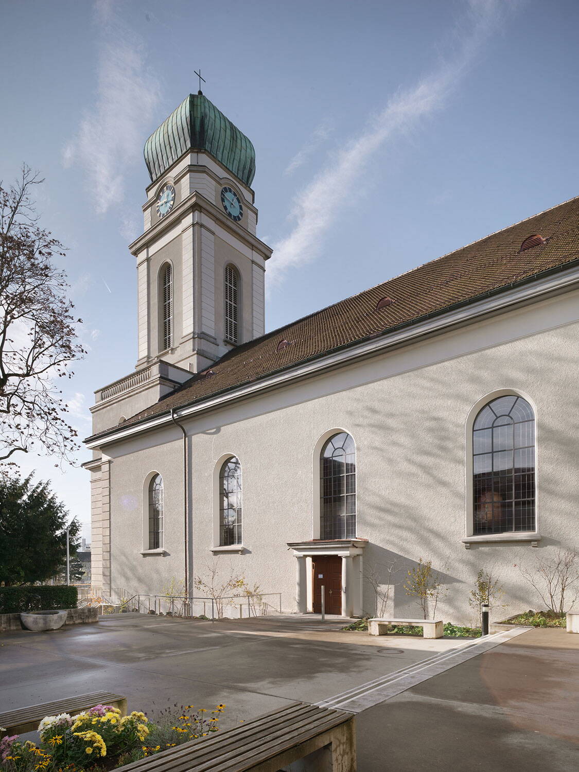 Kirche Guthirt, Zürich Wipkingen, Aussenansicht der Ostfassade, Kirchturm im Hintergrund