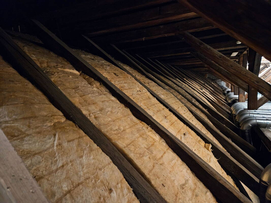 Wärmeverlust reduzieren, Energie sparen: Dämmung eine Ebene tiefer verlegt, direkt auf das Gewölbe des Hauptschiffs.