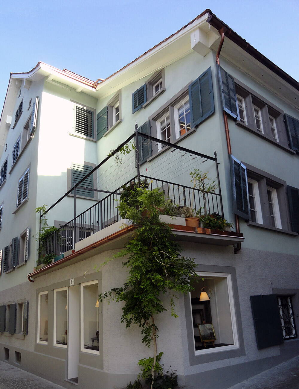 altbauweisheit_nr10_7b.jpg Der neue Feinputz mit Kalkanstrich lässt das Altstadthaus neu erstrahlen.