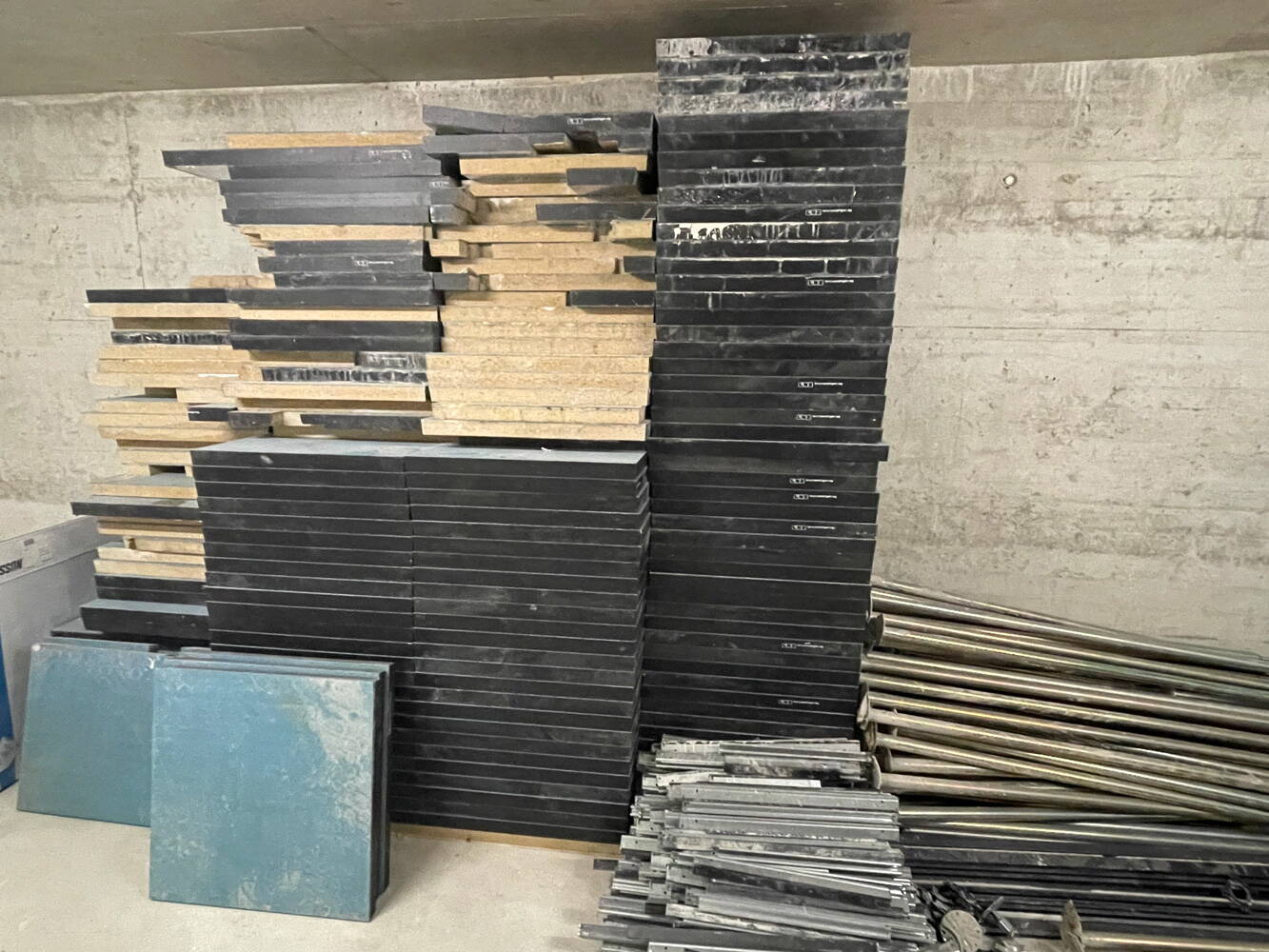 Die einzelnen Bodenplatten werden zwischengelagert. 
