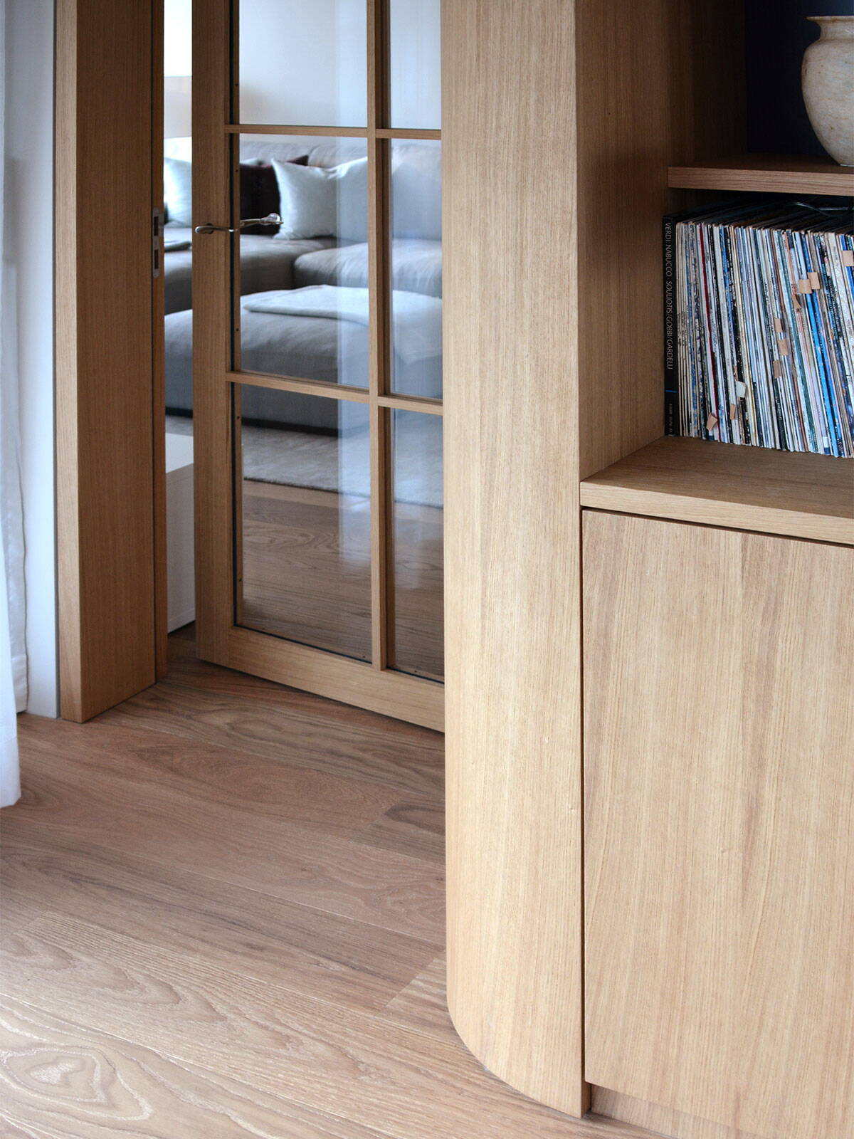 dsc_2358_detail_waedenswil2.jpg Im Vergleich zu den Schiebetüren wirken die neuen Sprossentüren mit Glas leicht und einladend.