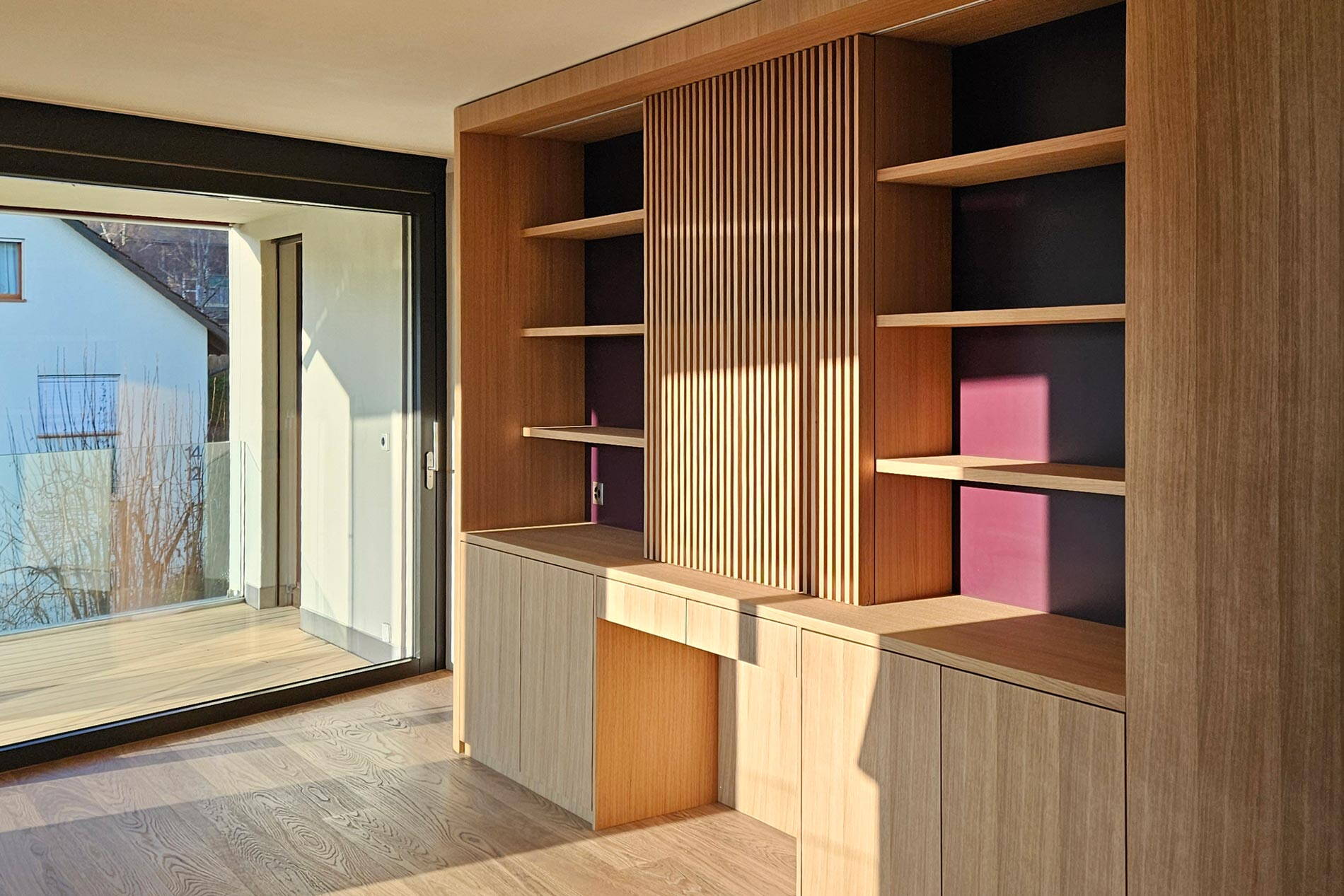 Wohnwand im Sonnenlicht, Schiebetüre zu Balkon