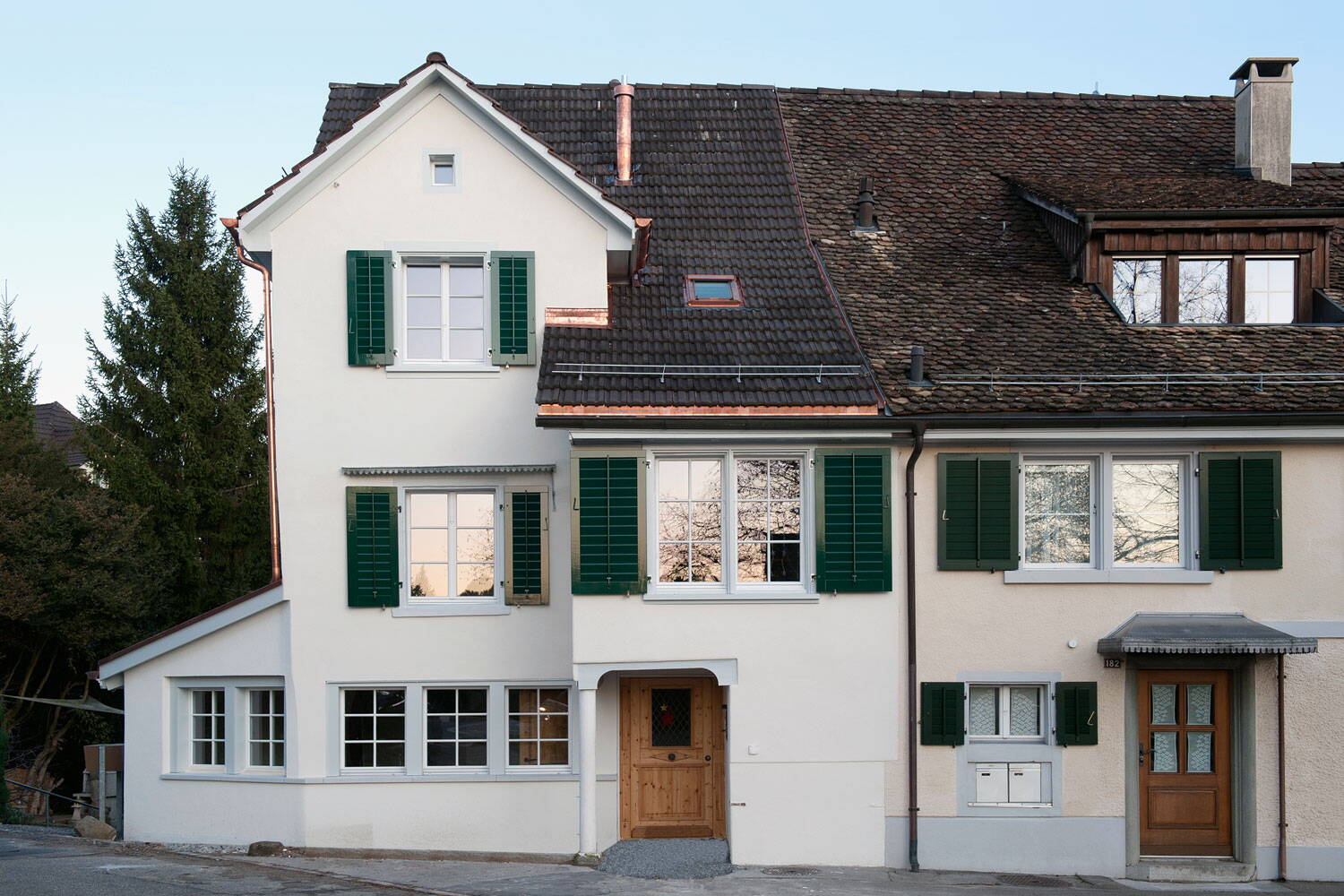 Aussenansicht des renovierten Wohnhauses in Uetikon am See in der untergehenden Abendsonne