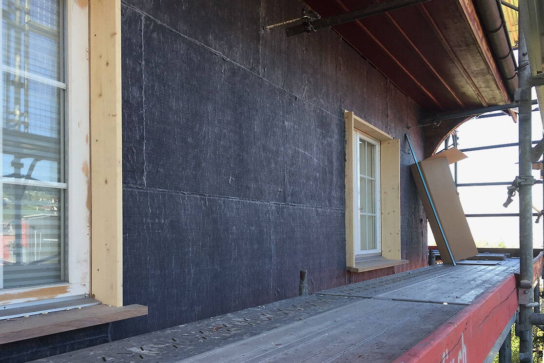 Einfamilienhaus, Stäfa Ausschnitt der Dämmung aus Aerogel-Bahnen während des Umbaus, Baugerüst im Hintergrund