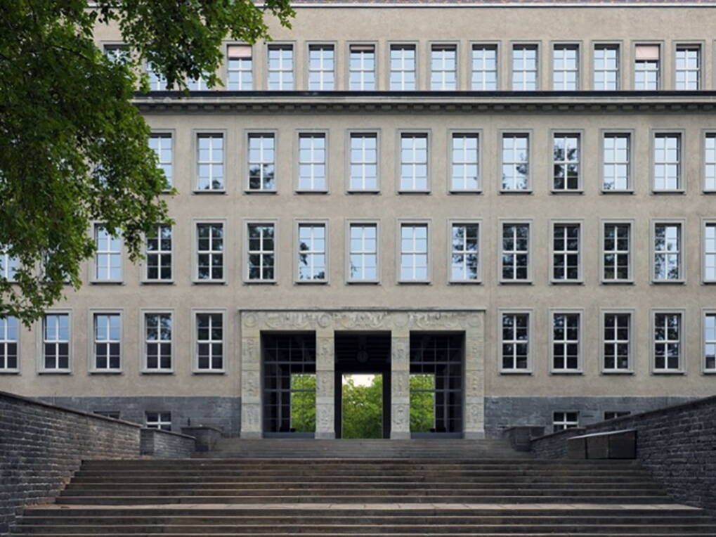 Rund 1500 m2 Fassade wurden beim Schulhaus Milchbuck mit einem mineralischen Rillenputz saniert.