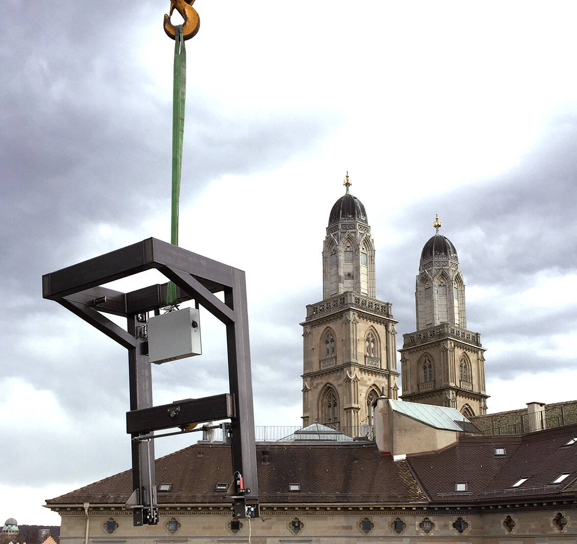 Haus zum Vinken, Zürcher Altstadt, Ankunft des Liftschlittens per Kran, Grossmünster im Hintergrund