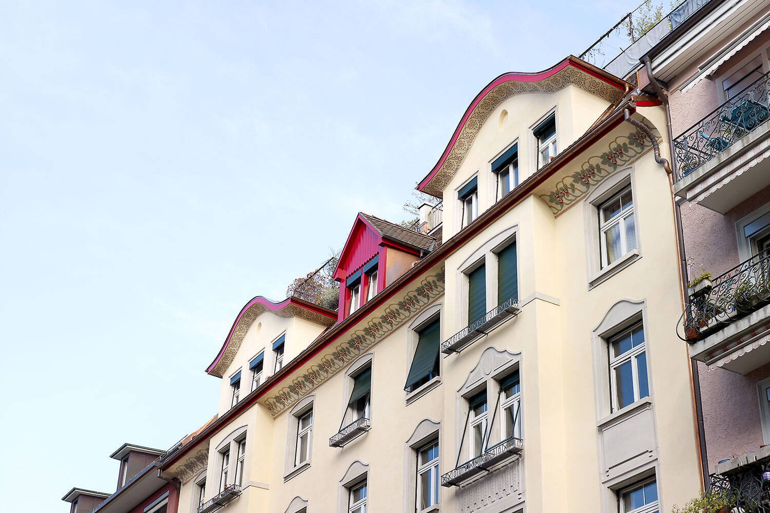 Haus zur Farb, Zürich Stadelhofen, Blick in Zimmer durch geöffnete Flügeltüre in weiteres Zimmer. Restauriertes Holzwerk.