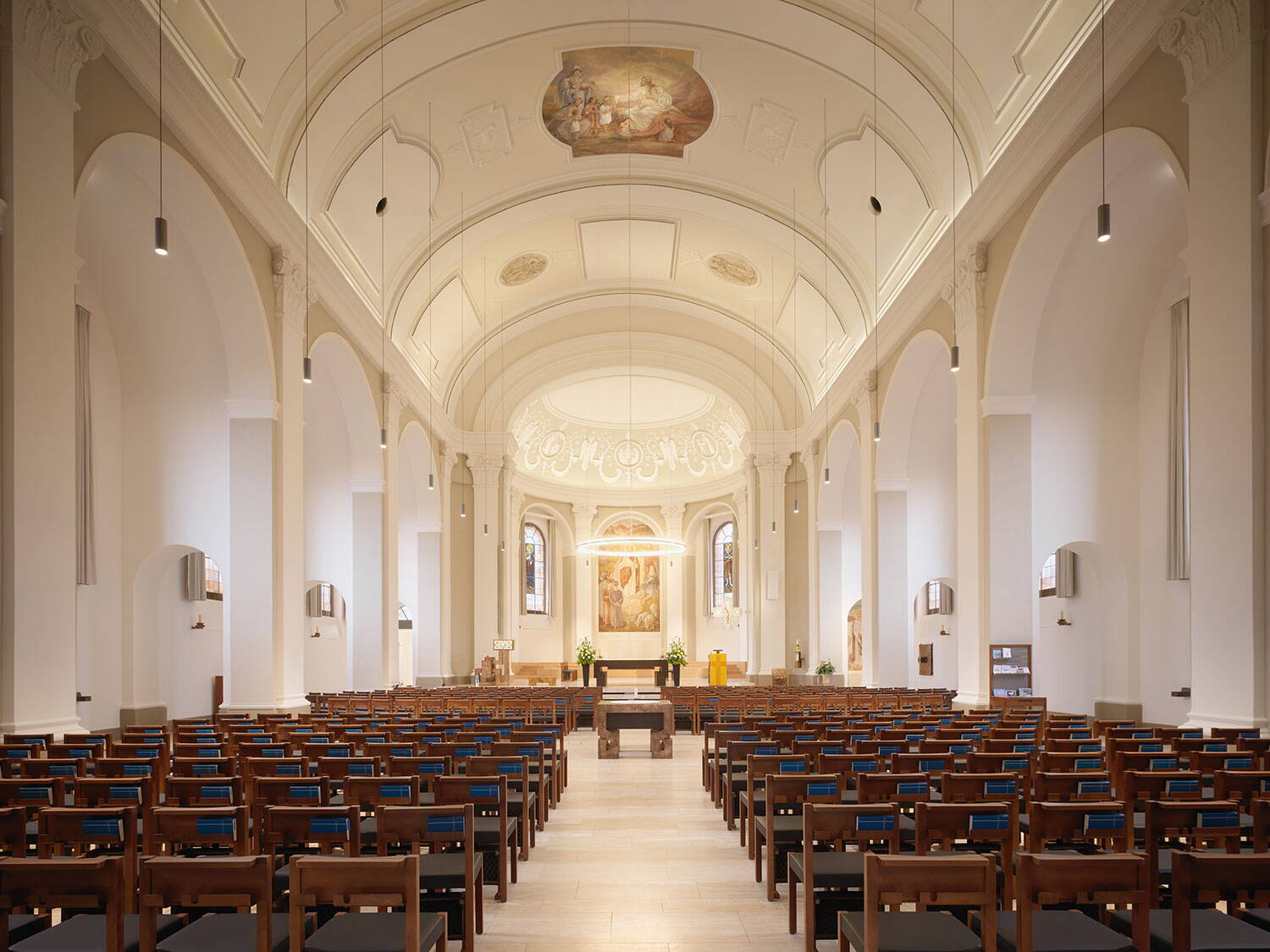 Kirche Guthirt, Zürich Wipkingen, Hauptschiff mit Altar im Hintergrund