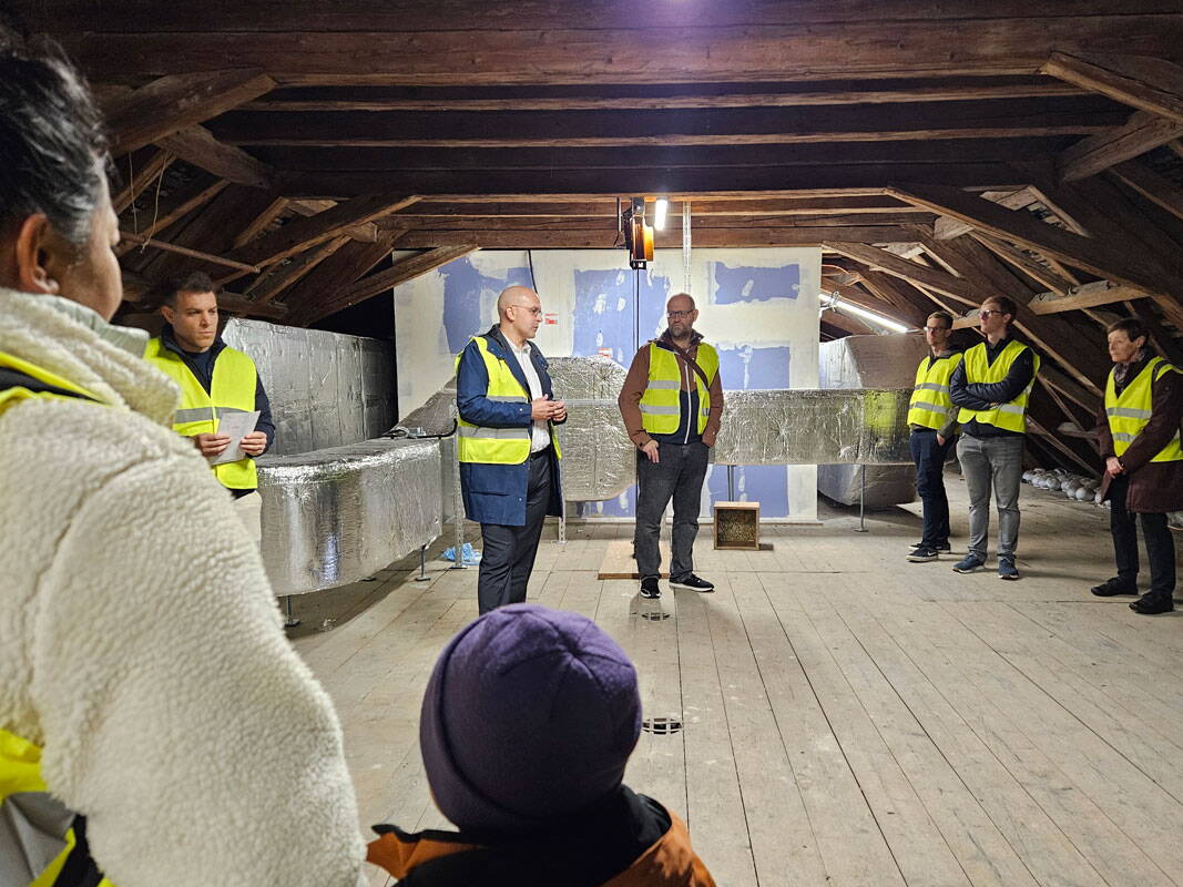 Direkt unter dem Kaltdach eingebaut: ein Teil der neuen Lüftungsanlage.