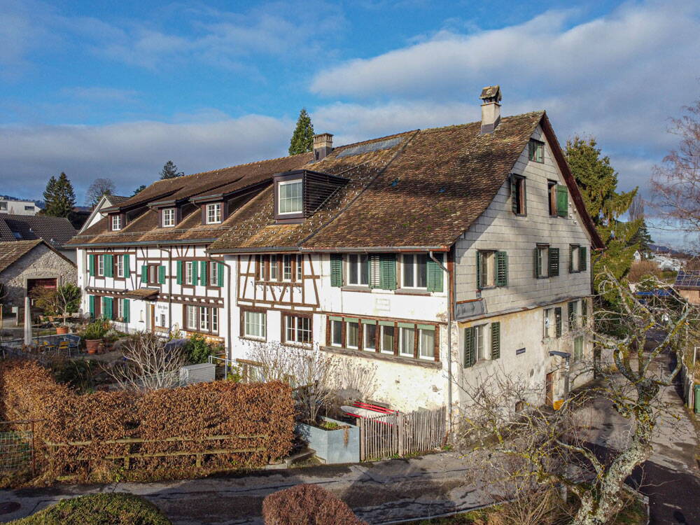 Das Flarzhaus (rechts) neben dem Wohnhaus. 