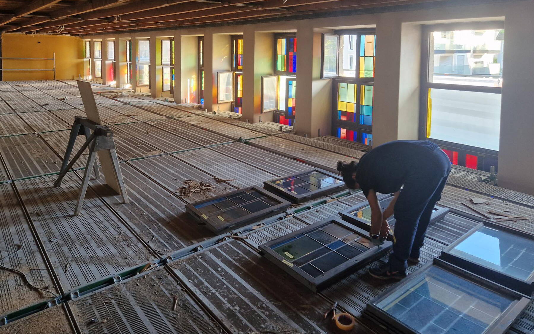 Ausbau der bleiverglasten Fenster im Kirchgemeindehaus an der Rosengartenstrasse. 