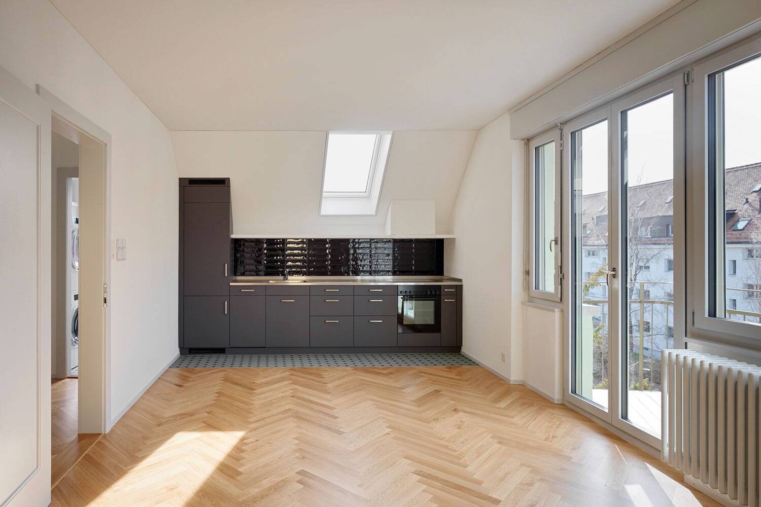 Mehrfamilienhaus, Milchbuck Zürich, frontaler Blick auf offene Wohnküche