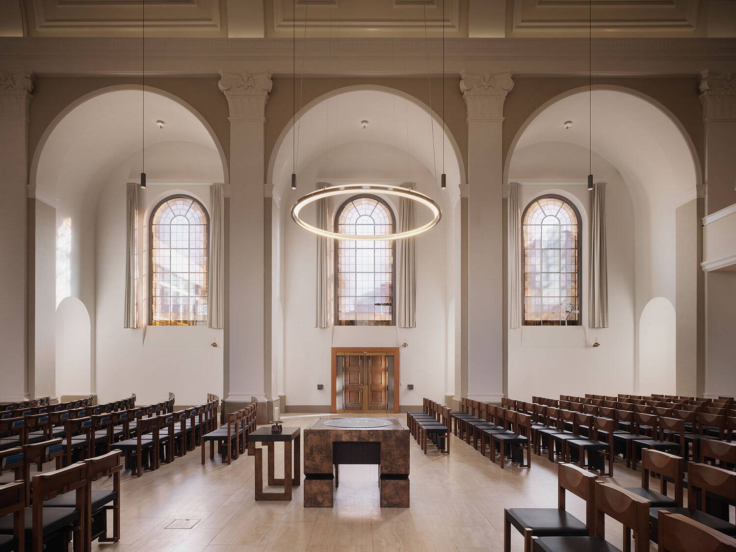 Kirche Guthirt, Zürich Wipkingen, Blick von der Seite ins Seitenschiff, grosse, runde Deckenlampe