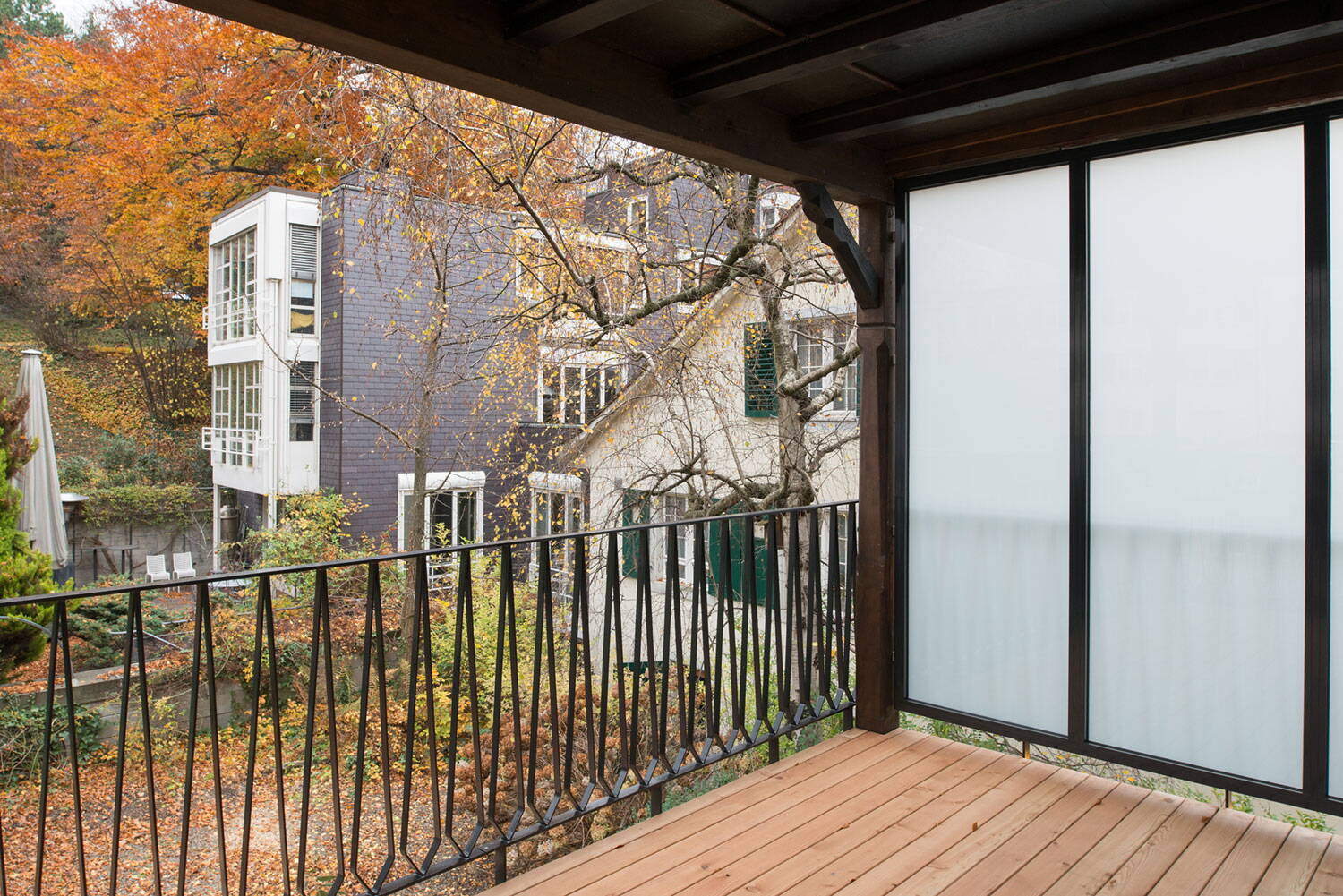 Haus zur Farb, Zürich Stadelhofen, Blick aus Balkonterasse in Hof, herbstliche Blätter