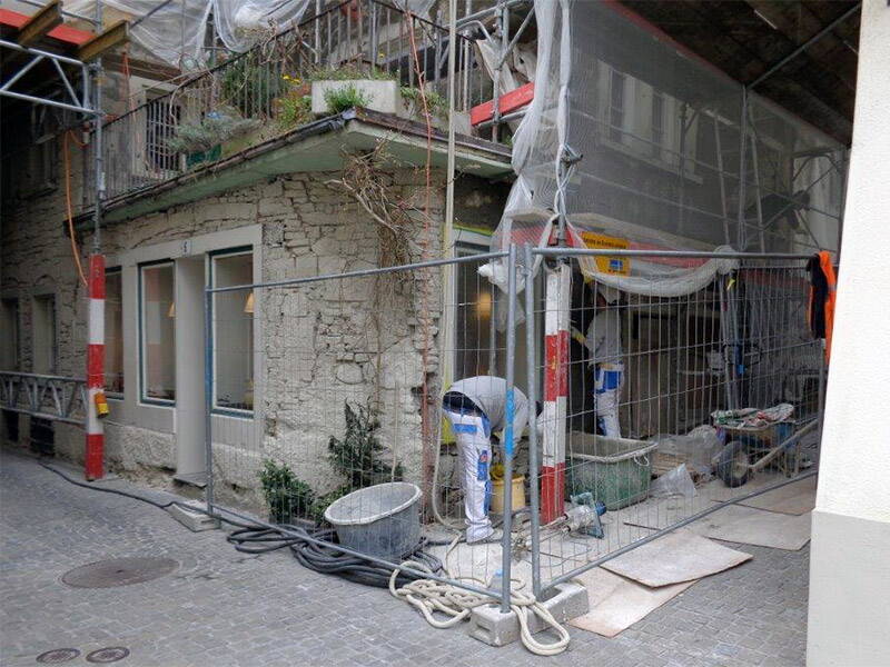 altbauweisheit_nr10_9.jpg Der Verputz am Wohnhaus an der Schlosserstrasse in Zürich wird erneuert.