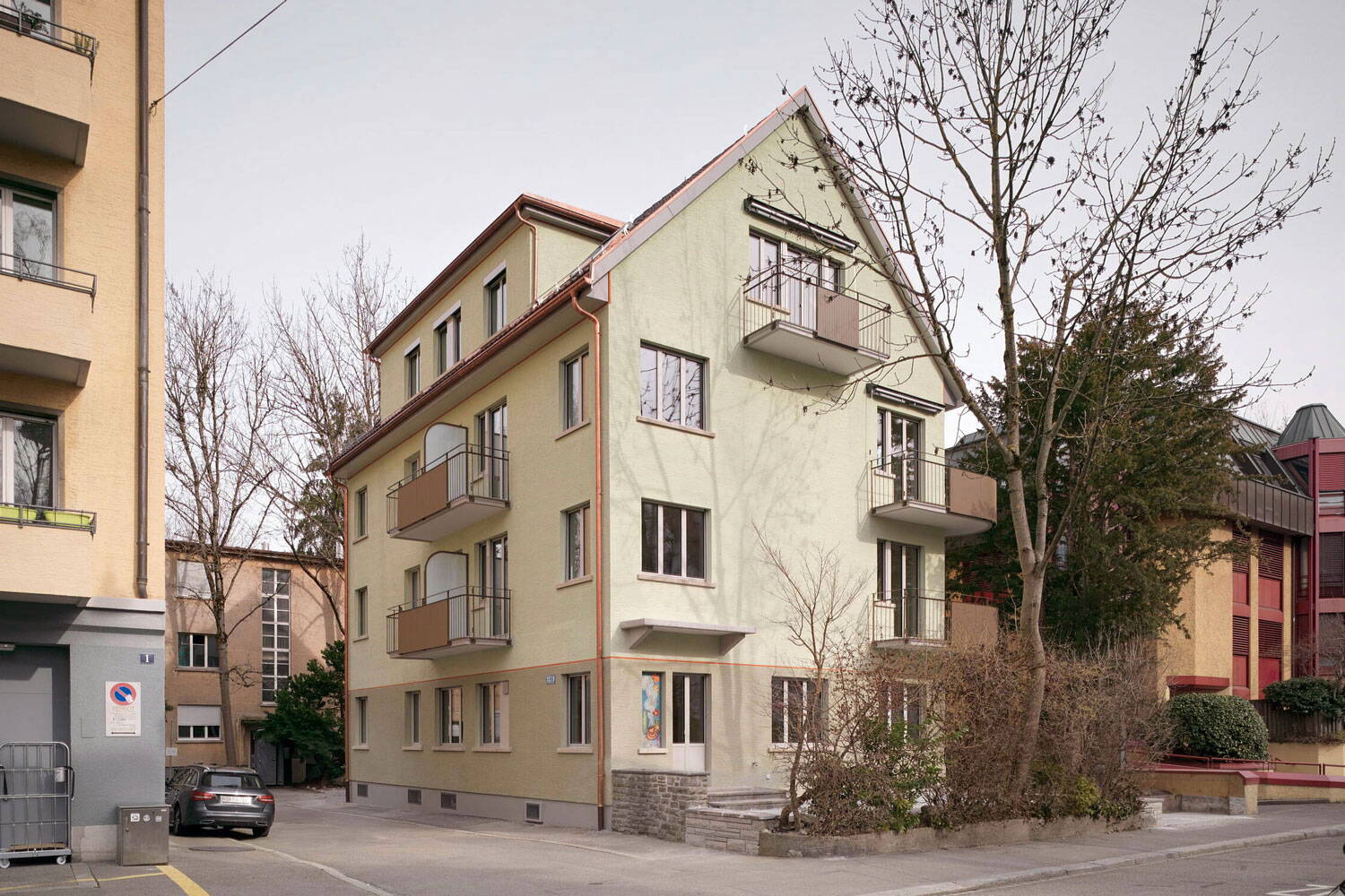 Aussenansicht renoviertes Mehrfamilienhaus, Milchbuck Zürich, hellgrüne Fassade, Gibeldach
