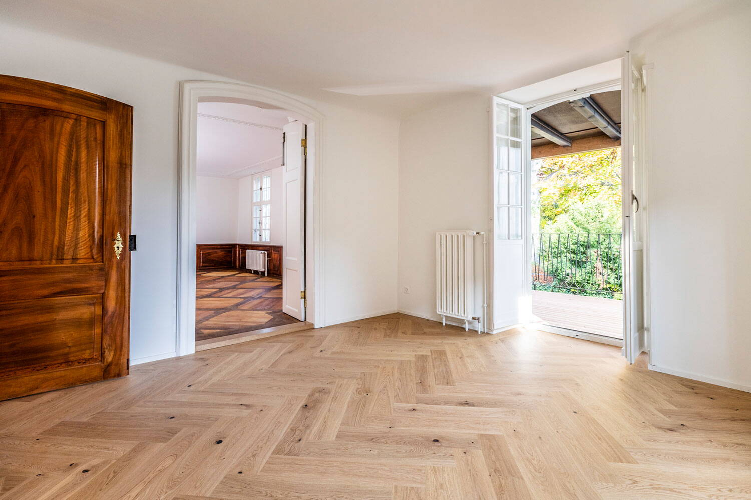 Haus zur Farb, Zürich Stadelhofen, Blick aus Wohnraum durch geöffnete Flügeltüren auf die Terasse und einen weiteren Wohnram