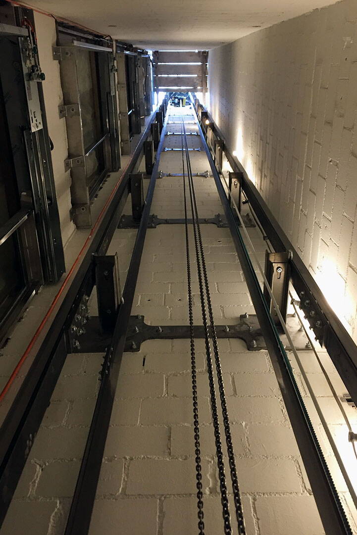 Haus zum Vinken, Zürcher Altstadt, Lifteinbau, Montage der Führungsschienen, Blick in den Liftschacht nach oben