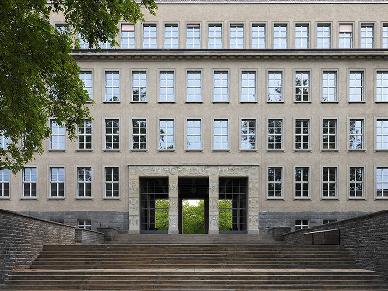 altbauweisheit_nr10_5.jpg Rund 1500 m2 Fassade wurden beim Schulhaus Milchbuck mit einem mineralischen Rillenputz saniert.