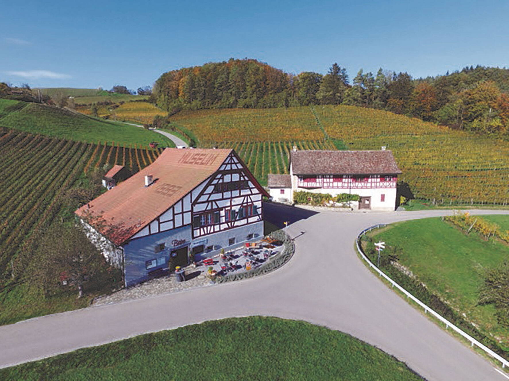 Ein landwirtschaftliches Gebäude, in dem ein Kelter zum Pressen von Trauben steht, wird als «Trotte» bezeichnet. 