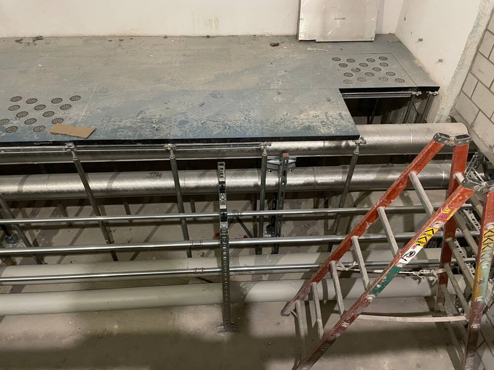 Unter den Doppelböden befinden sich die Leitungen. Das Öffnen und Schliessen erfolgt in Etappen. 