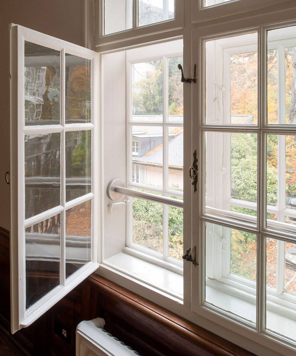 Haus zur Farb, Zürich Stadelhofen, Detailansicht geöffnetes, restauriertes Fenster