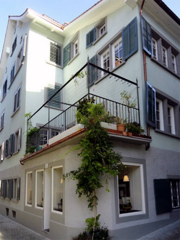 Der neue Feinputz mit Kalkanstrich lässt das Altstadthaus neu erstrahlen.
