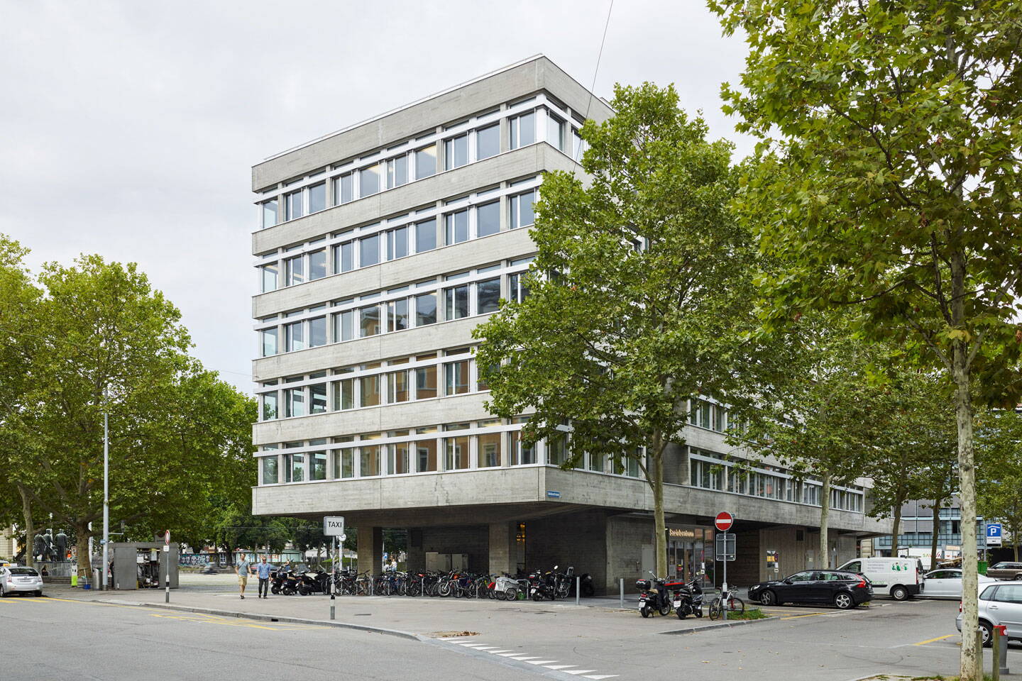 Amtshaus Helvetiaplatz seitlich von Aussen