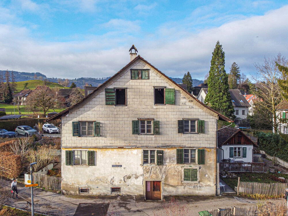 Die historische Fassade vor der Sanierung ... 