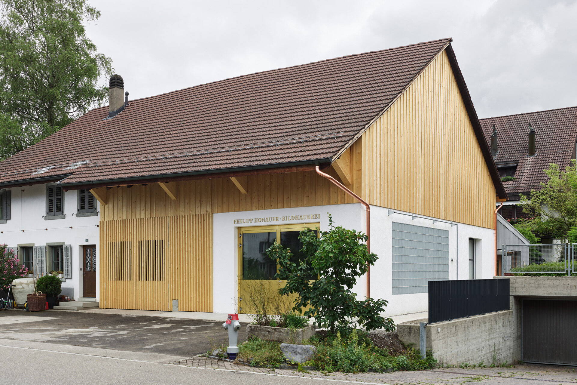 Aussenansicht renoviertes Mehrfamilienhaus, Milchbuck Zürich, hellgrüne Fassade, Gibeldach