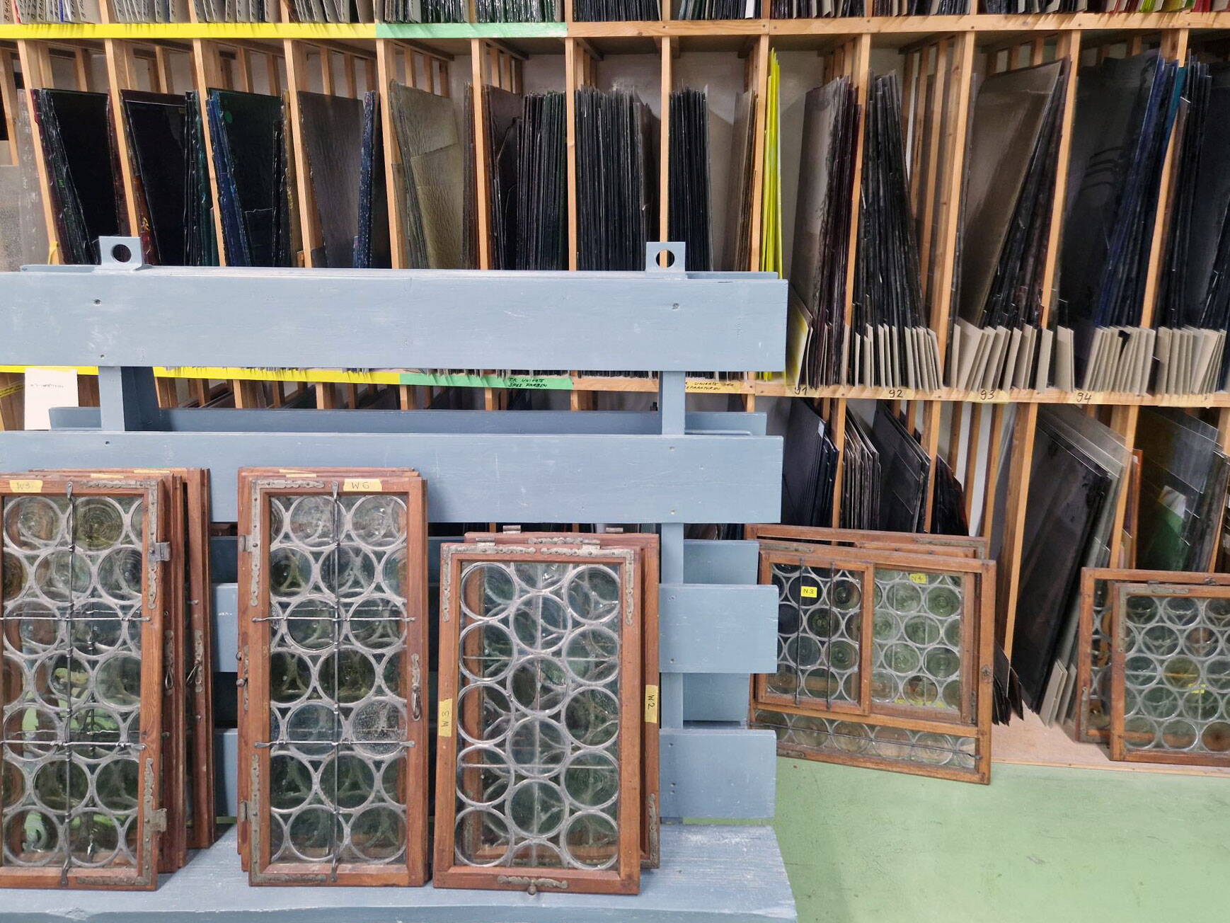 Die ausgebauten Fensterrahmen vor dem Altglas-Ersatzteillager