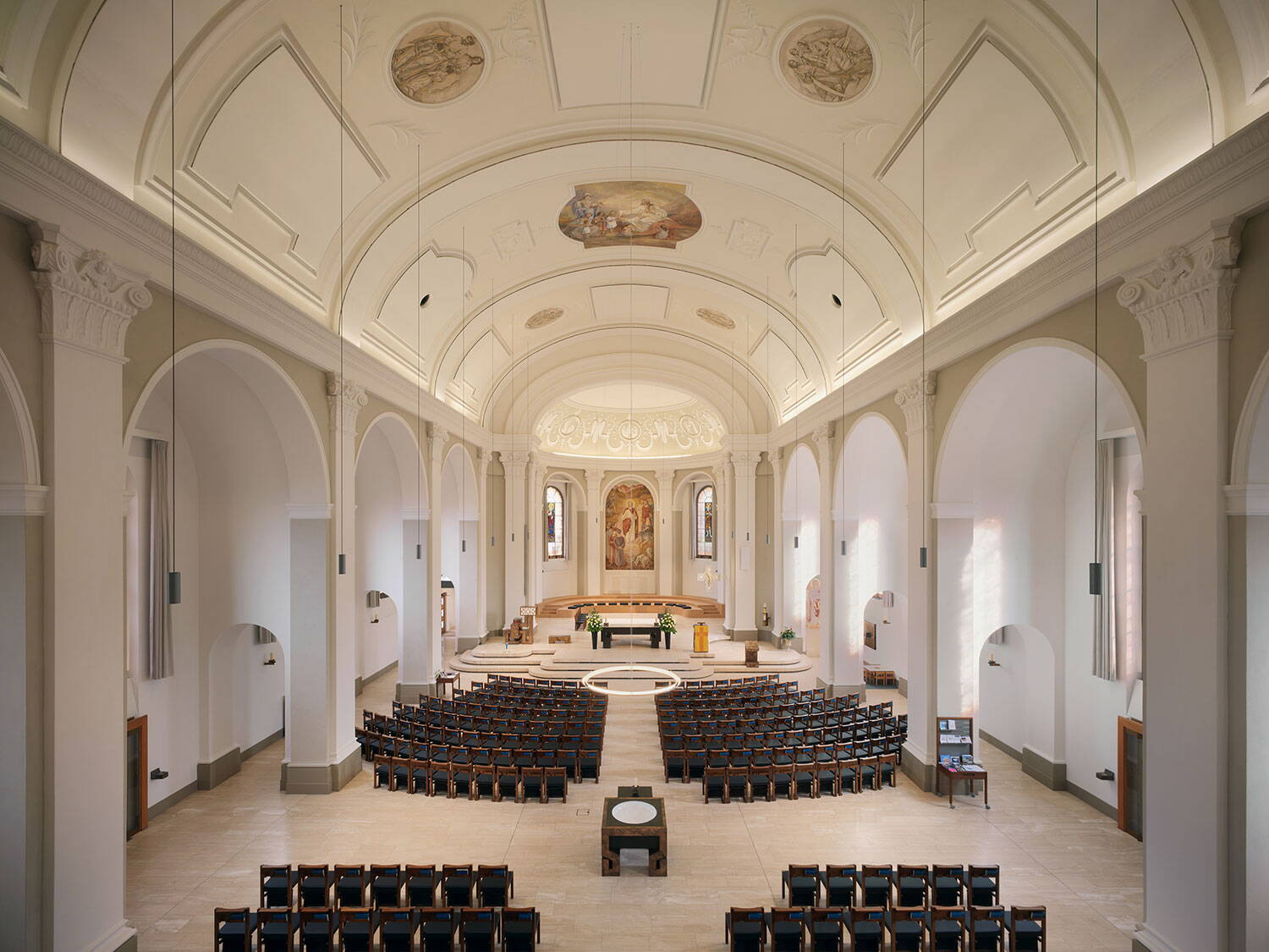 Kirche Guthirt, Zürich Wipkingen, Hauptschiff mit Chor im Hintergrund, Blick von oben 