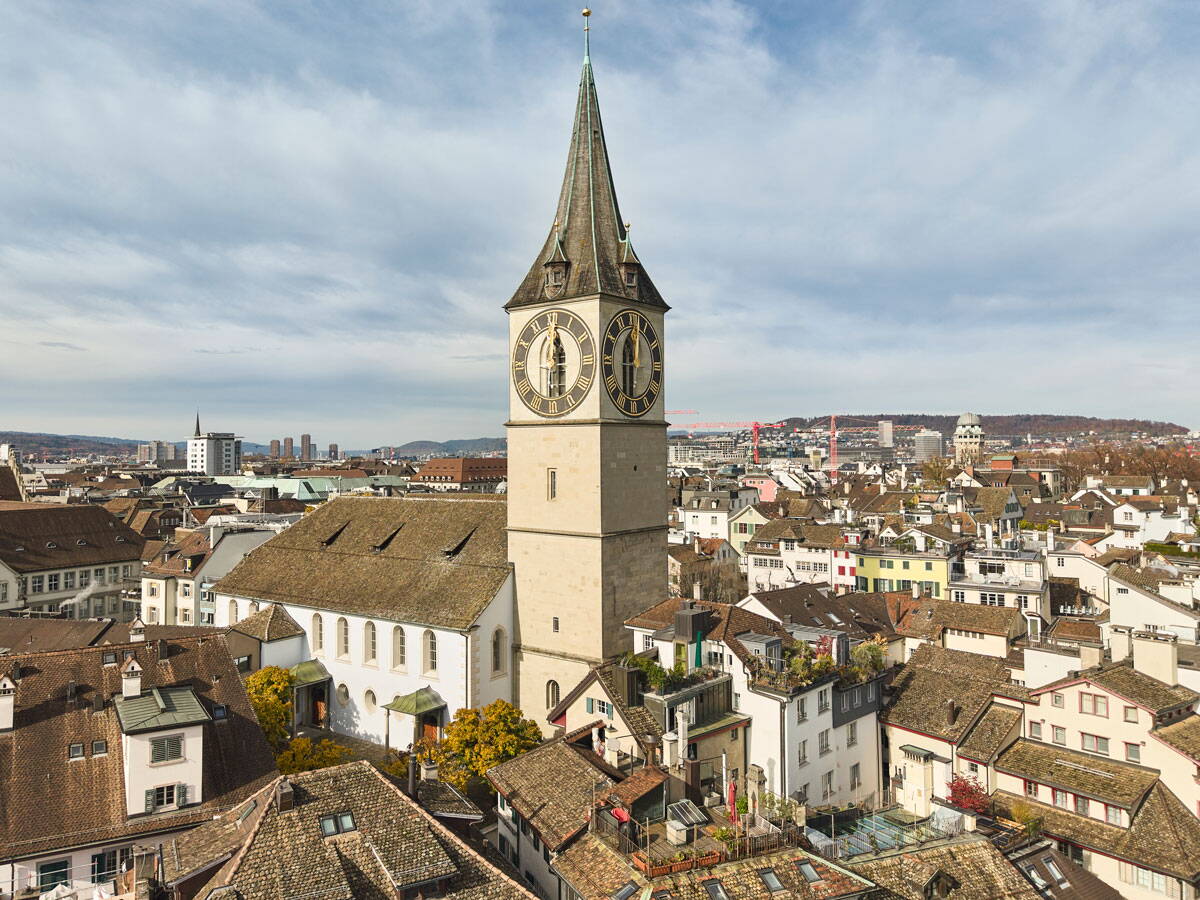 Die Kirche St. Peter liegt im Herzen der Zürcher Altstadt.