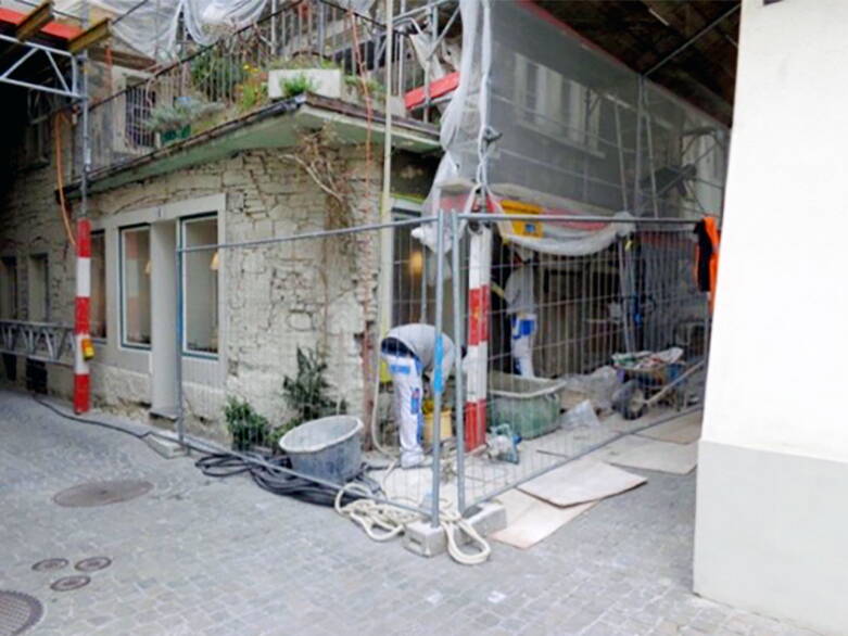 Der Verputz am Wohnhaus an der Schlosserstrasse in Zürich wird erneuert.