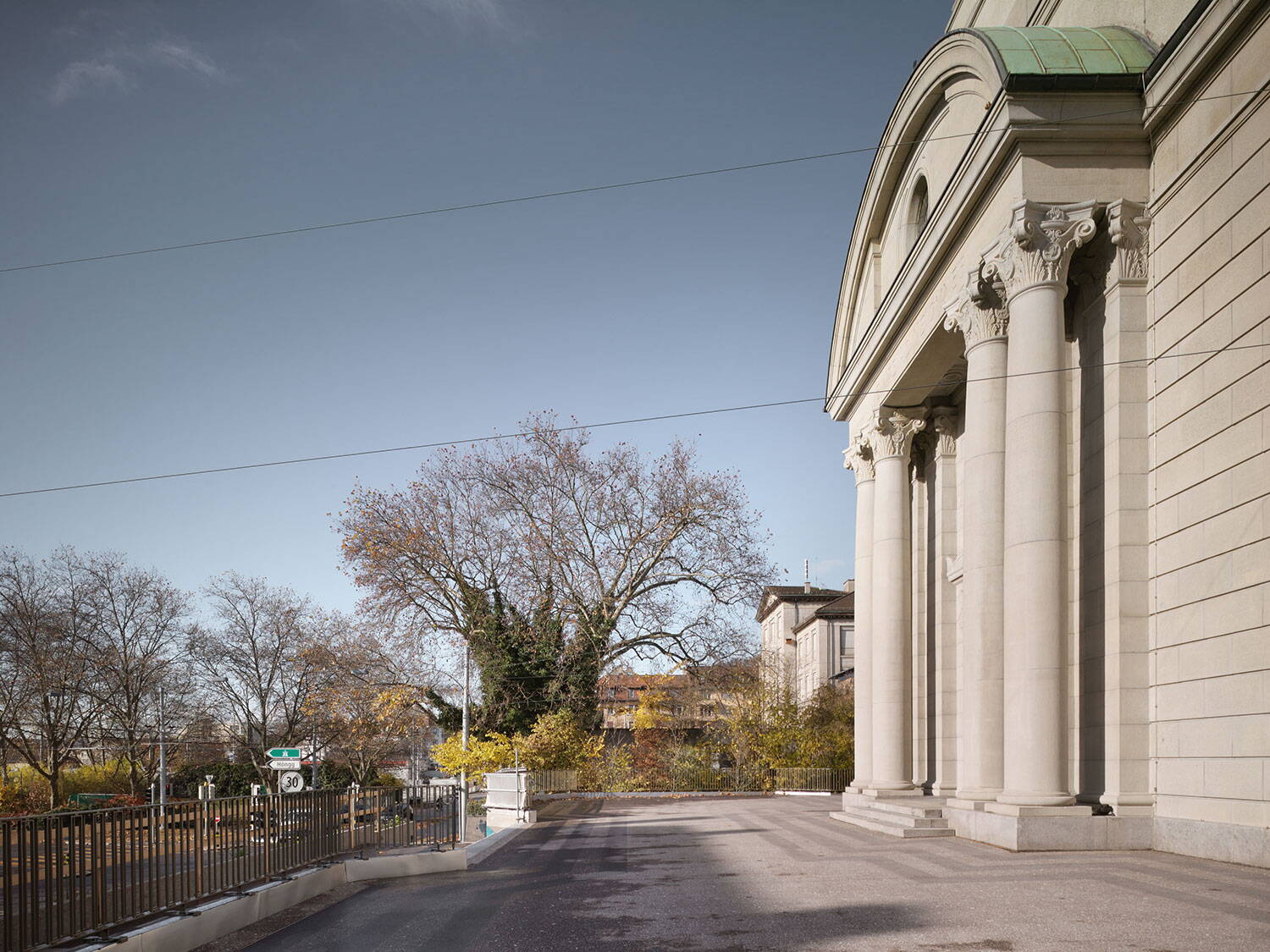 Kirche Guthirt, Zürich Wipkingen, Seitenansicht des Haupteingangs von aussen