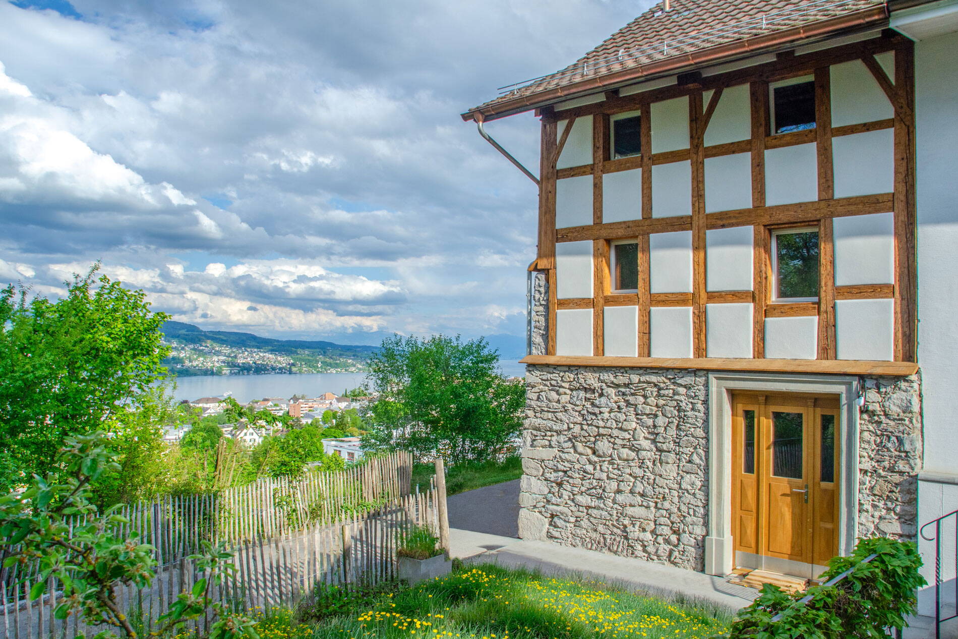Wohnwand im Sonnenlicht, Schiebetüre zu Balkon